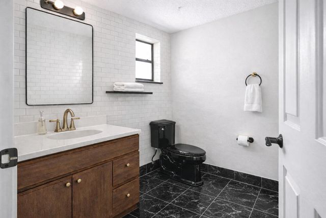 828 Mcintosh Street, West Palm Beach, FL 33405