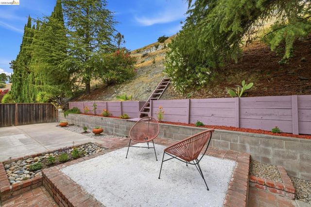 2090 Hillside Dr, San Leandro, CA 94577