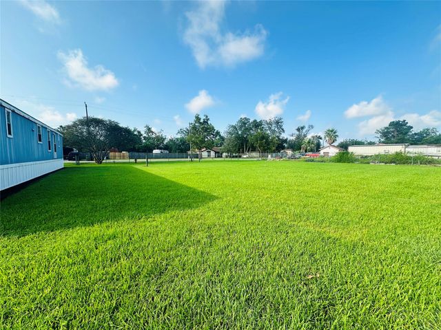 9012 Spruce Street, Hitchcock, TX 77563