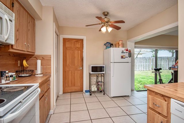 21566 Arbor Way, Boca Raton, FL 33433