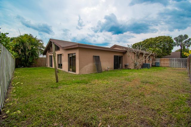 21566 Arbor Way, Boca Raton, FL 33433