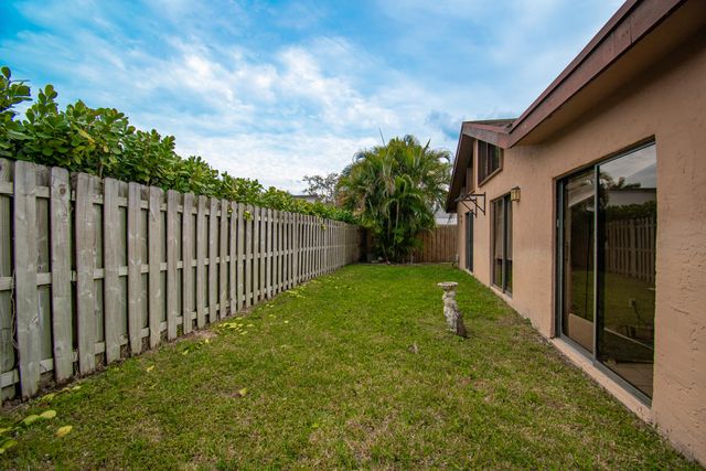 21566 Arbor Way, Boca Raton, FL 33433