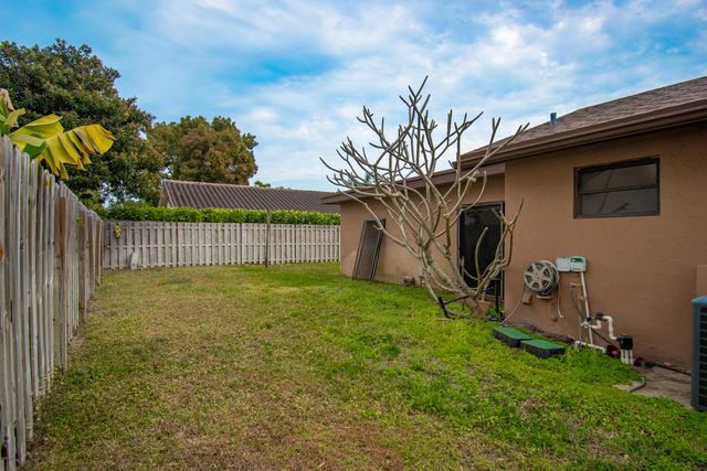 21566 Arbor Way, Boca Raton, FL 33433