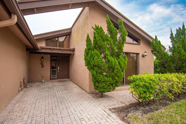 21566 Arbor Way, Boca Raton, FL 33433