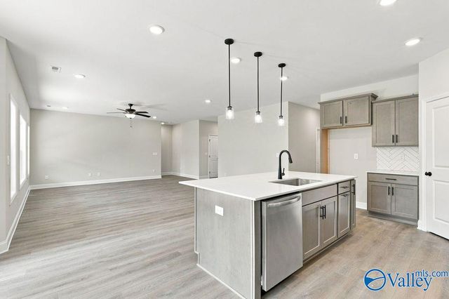 909 Ronnie Drive, Hartselle, AL 35640
