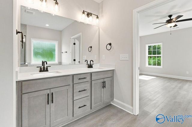 909 Ronnie Drive, Hartselle, AL 35640