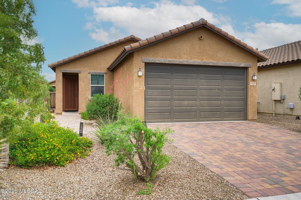 8670 N Genoa Court, Tucson, AZ 85742