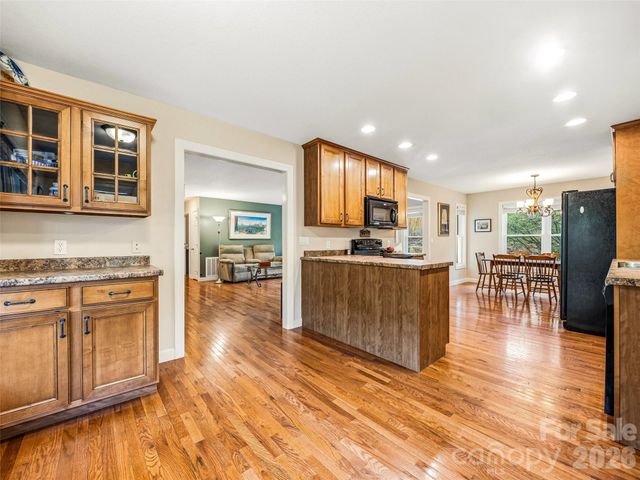 530 Windom Cove, Burnsville, NC 28714