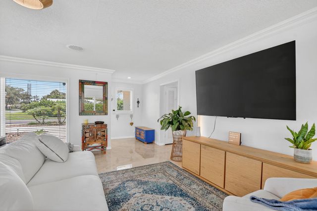 424 SW 7th Way, Boca Raton, FL 33486