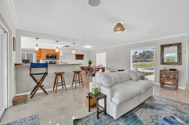 424 SW 7th Way, Boca Raton, FL 33486