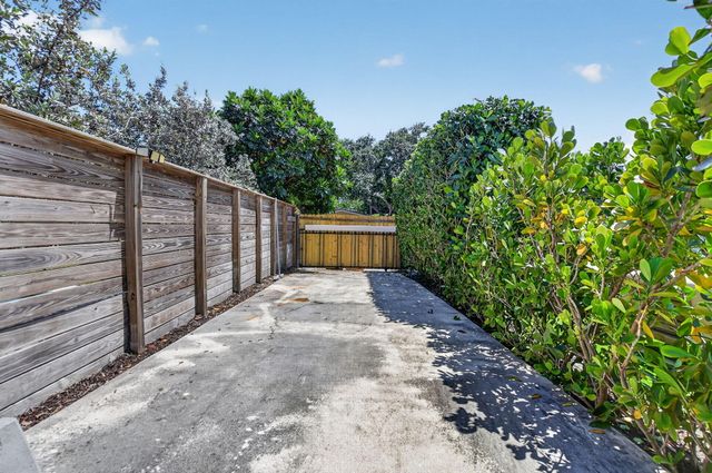 424 SW 7th Way, Boca Raton, FL 33486