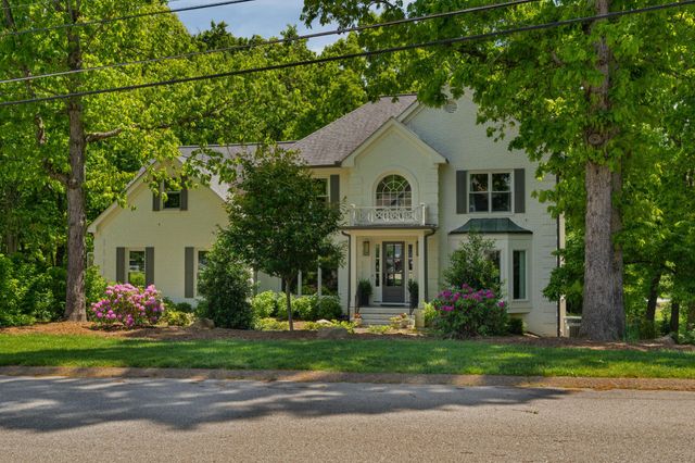 2404 Woodlair Way, Signal Mountain, TN 37377
