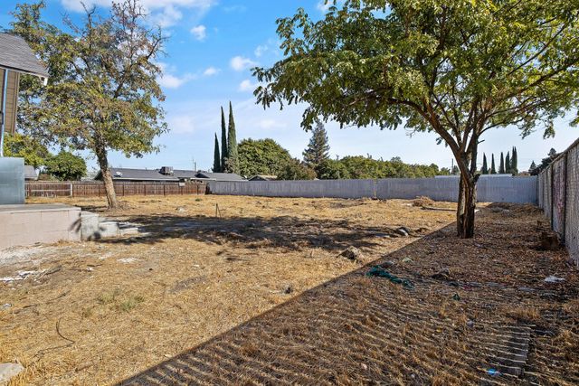 1344 S Liberty Street, Visalia, CA 93292