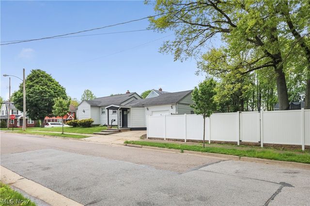 1043 Slosson Street, Akron, OH 44320