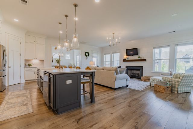 1048 Pine Creek Dr, Arrington, TN 37014
