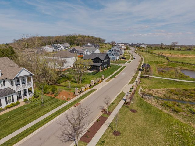 1048 Pine Creek Dr, Arrington, TN 37014
