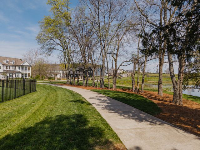 1048 Pine Creek Dr, Arrington, TN 37014