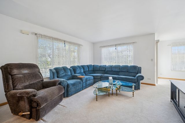 2401 Daybreak Court, Elgin, IL 60123