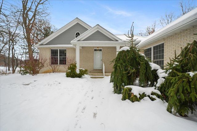 430 Oak Breeze Drive, Valparaiso, IN 46383