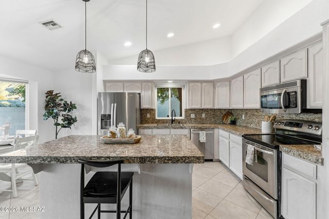 9960 N Roxbury Drive, Oro Valley, AZ 85737