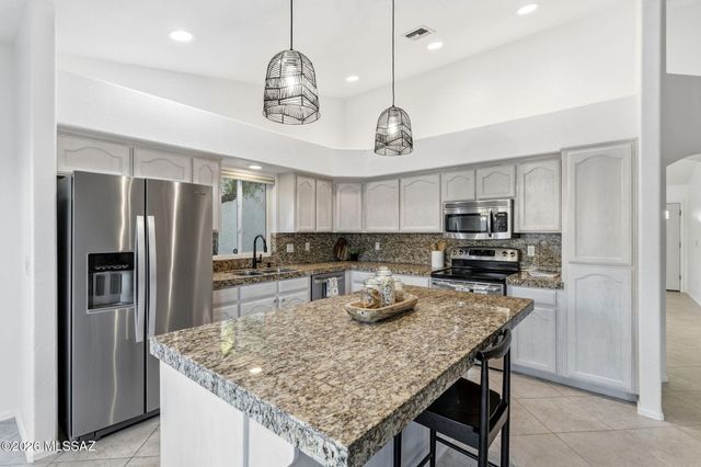 9960 N Roxbury Drive, Oro Valley, AZ 85737