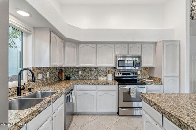 9960 N Roxbury Drive, Oro Valley, AZ 85737