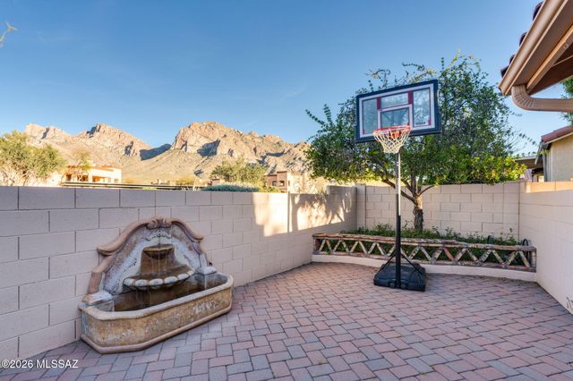 9960 N Roxbury Drive, Oro Valley, AZ 85737