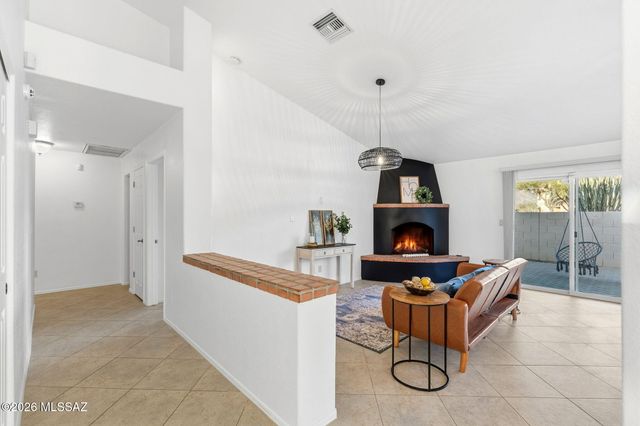 9960 N Roxbury Drive, Oro Valley, AZ 85737