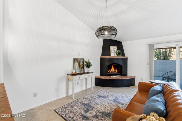 9960 N Roxbury Drive, Oro Valley, AZ 85737