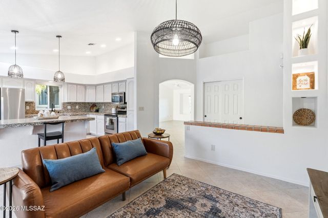 9960 N Roxbury Drive, Oro Valley, AZ 85737