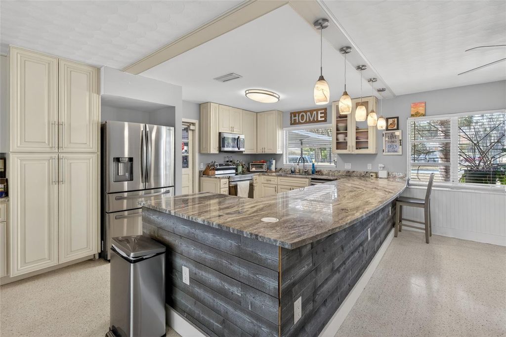 Image 5 of property listing at 1115 SE KINGSBAY DRIVE, Crystal River, FL 34429