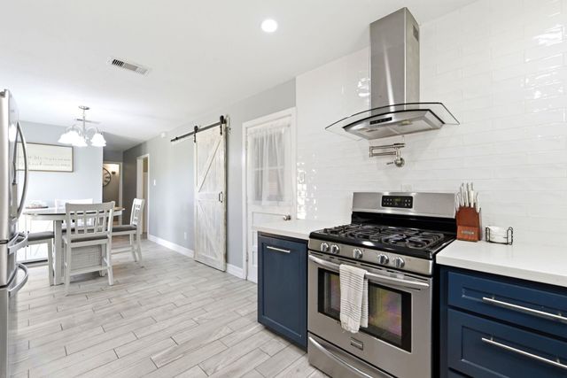 2405 Hillshire Drive, Deer Park, TX 77536