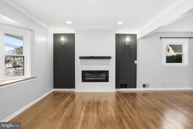 2 TEKENING WAY, Hamilton, NJ 08690