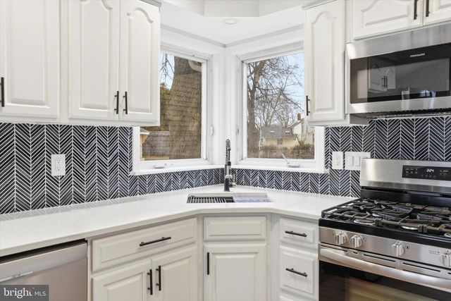 2 TEKENING WAY, Hamilton, NJ 08690