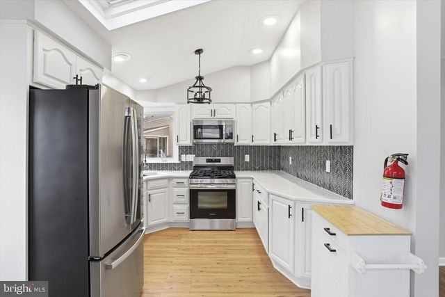 2 TEKENING WAY, Hamilton, NJ 08690