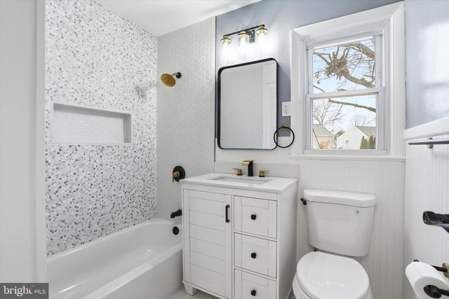 2 TEKENING WAY, Hamilton, NJ 08690