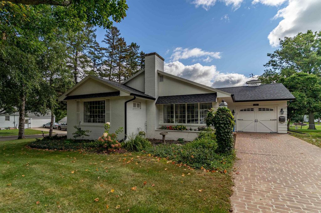 302 6th Street, Grundy Center, IA 50638