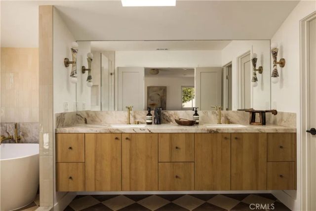 1806 Hummingbird Drive, Costa Mesa, CA 92626