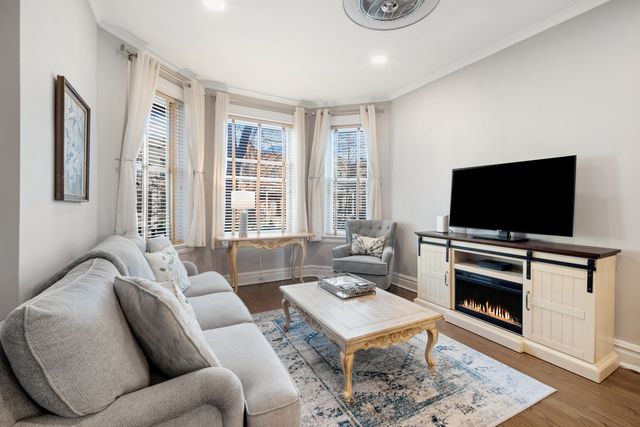 2253 W Giddings Street 1, Chicago, IL 60625