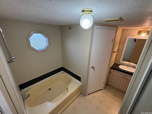 1140 Country Ln, Marion, TX 78124