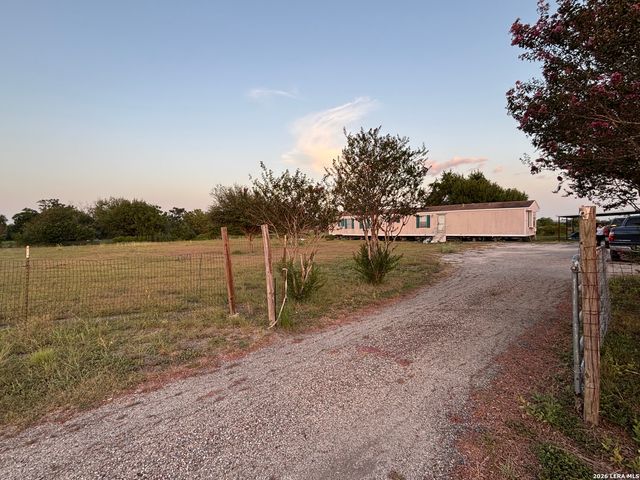 1140 Country Ln, Marion, TX 78124