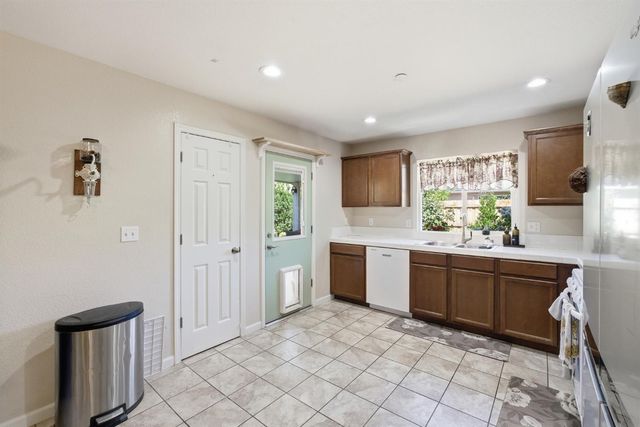 5559 E Truman Avenue, Fresno, CA 93727