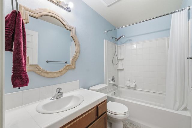 5559 E Truman Avenue, Fresno, CA 93727