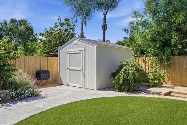 5559 E Truman Avenue, Fresno, CA 93727
