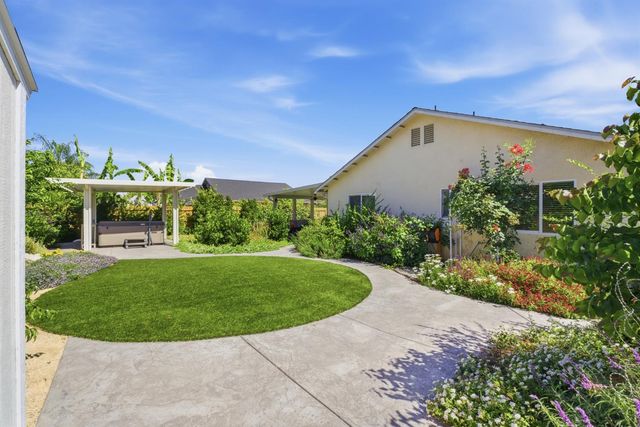 5559 E Truman Avenue, Fresno, CA 93727