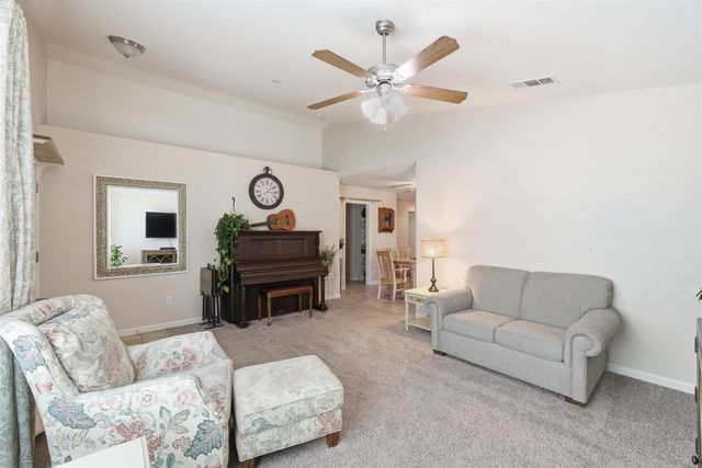 5559 E Truman Avenue, Fresno, CA 93727