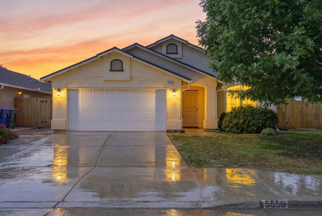 5559 E Truman Avenue, Fresno, CA 93727