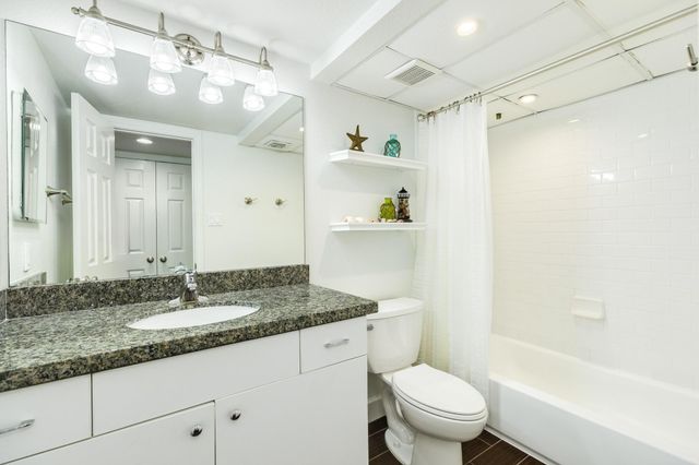 7098 N Holiday Drive, Galveston, TX 77550