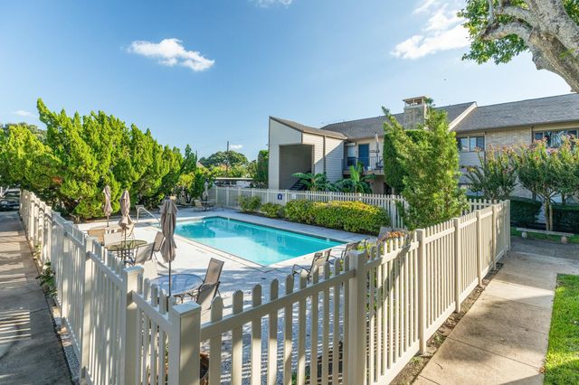 7098 N Holiday Drive, Galveston, TX 77550