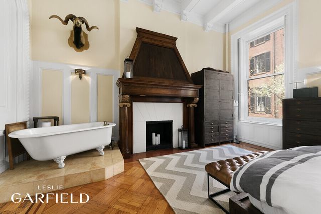 27 W 9TH Street, New York City, NY 10011